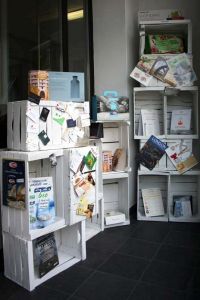 Disimpegno con alcuni prodotti: Espositori, Depliant, Cofanetti
