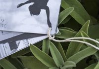 Cartellini uniti da cordino